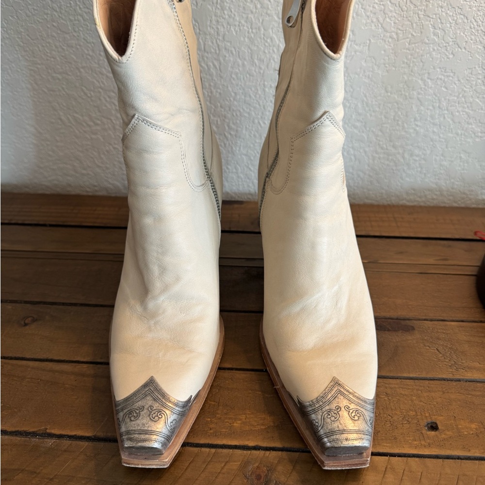 Elegant Cream Western Boots with Silver Accents